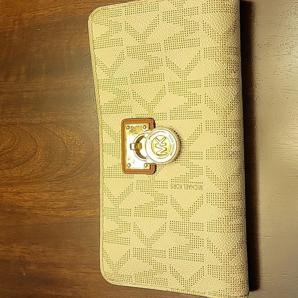 Michael Kors Beige Wallet - Picture 13 of 16